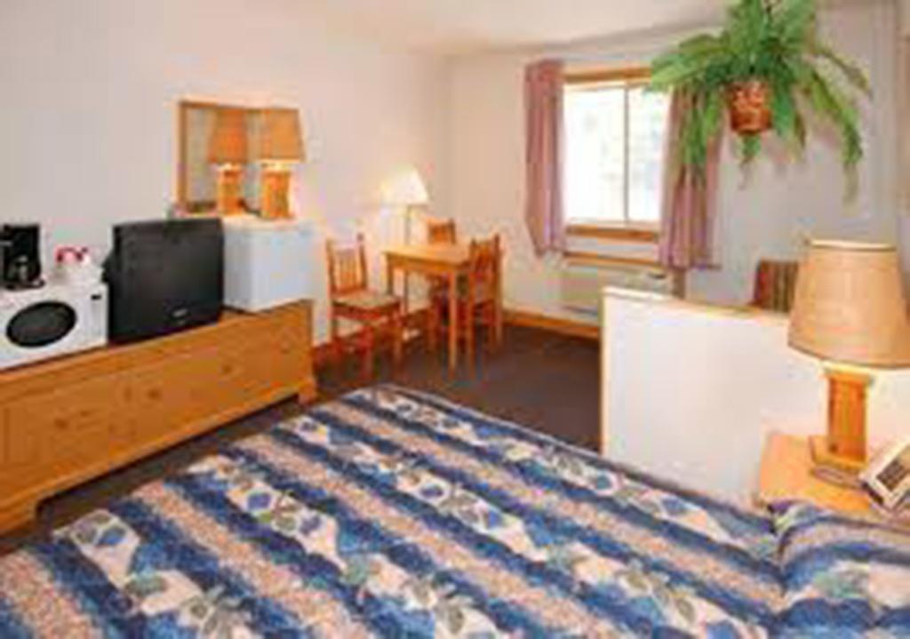 The Pinewood Lodge Au Gres Exterior photo